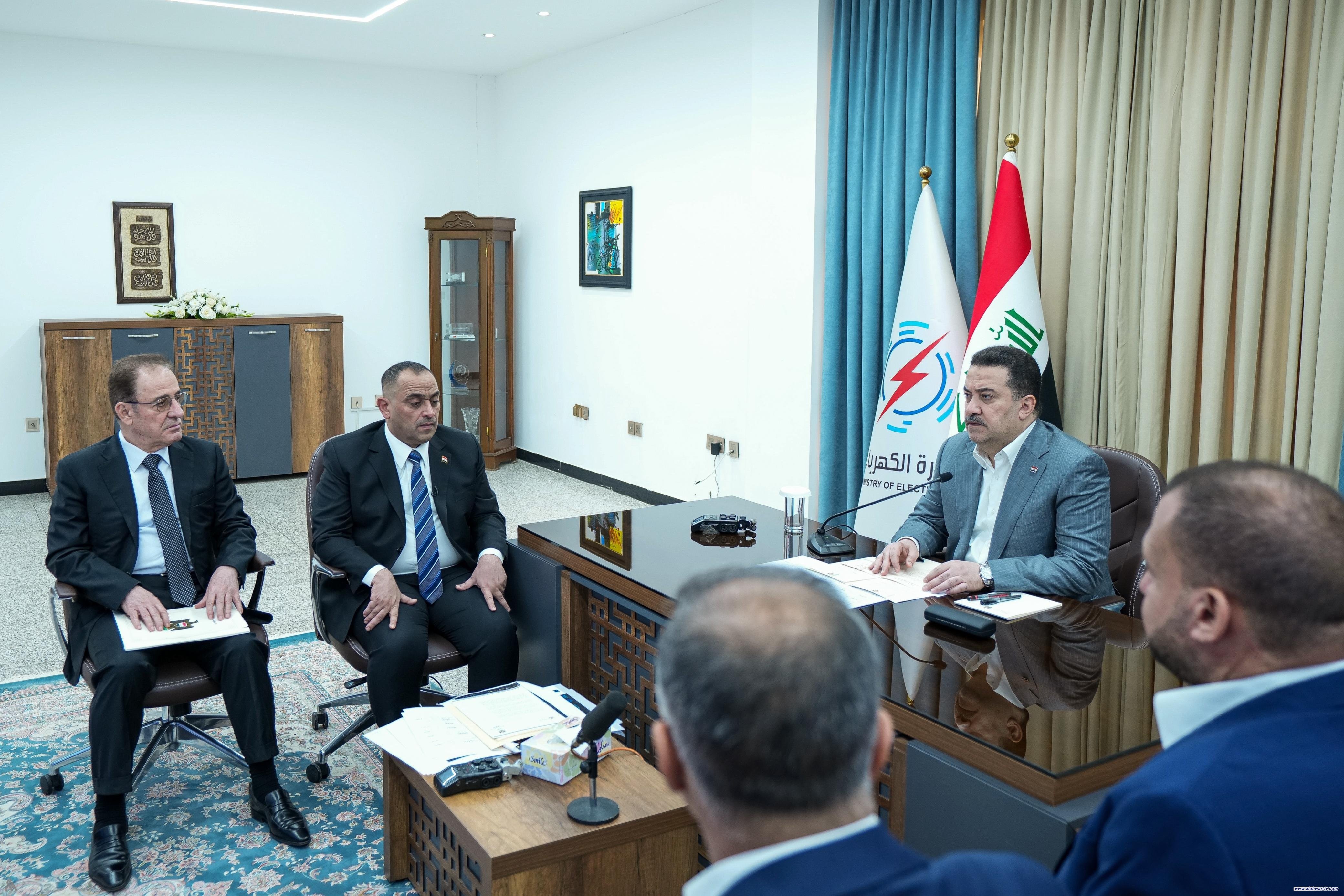 رئيس الوزراء يجري زيارة إلى وزارة الكهرباء