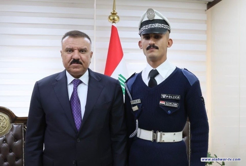 وزير الداخلية يُكرم شرطي مرور رفض أخذ رشوة