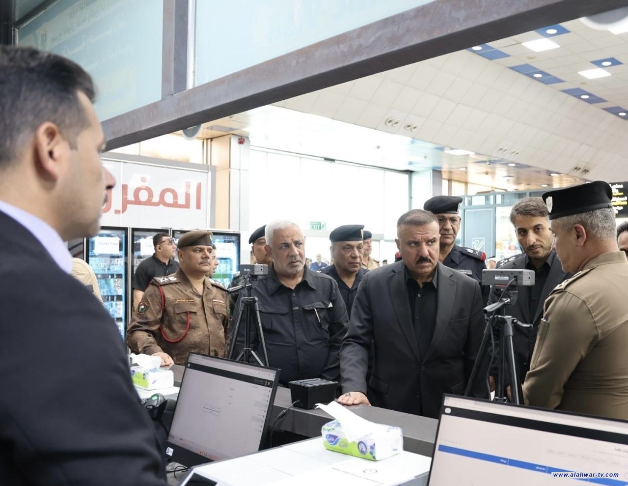 وزير الداخلية يطّلع على حركة الزائرين ويتفقد ساحات النقل والمطار في النجف الأشرف