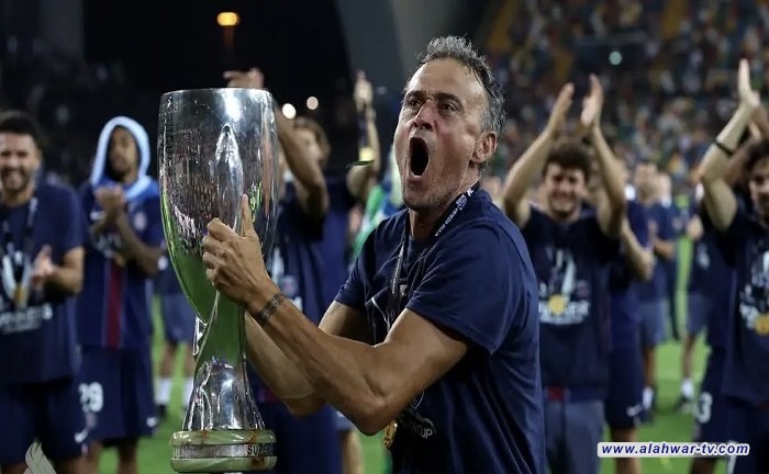 إنريكي يكرر إنجازاً تاريخياً بعد التتويج بكأس السوبر الأوروبي