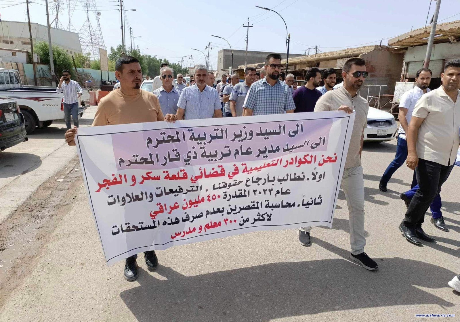 عشرات التربويين يتظاهرون أمام مبنى تربية شمال الناصرية للمطالبة بالترفيعات