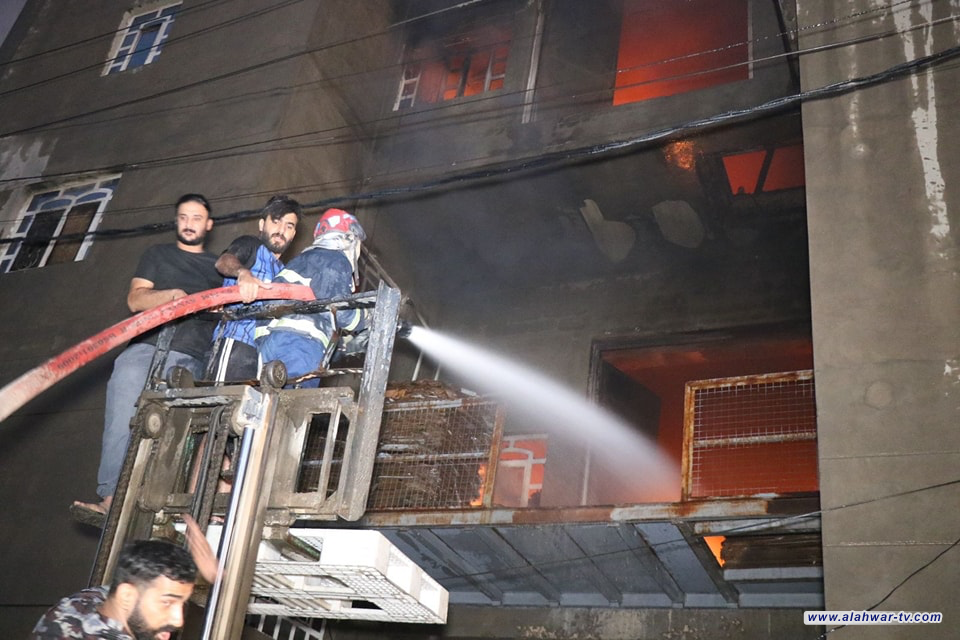 الدفاع المدني تخمد حريقا في مبنى للأدوات الاحتياطية بمنطقة الطوبجي