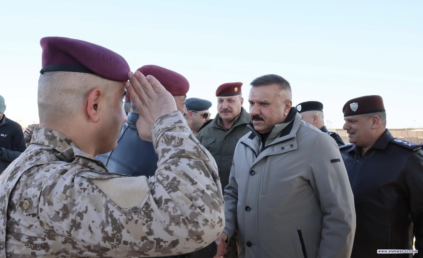 وزير الداخلية يصل قاعدة عين الأسد على رأس وفد أمني