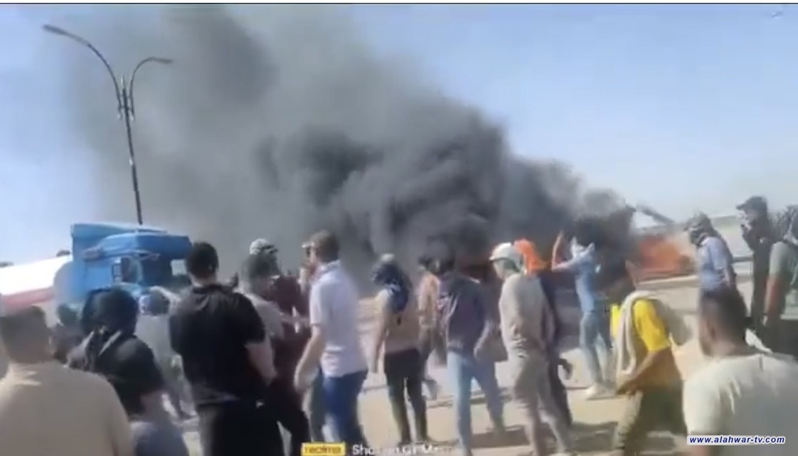 تظاهرة لعقود وزارة النفط أمام مصفى ذي قار مطالبين بالتثبيت على ملاك الدائم.