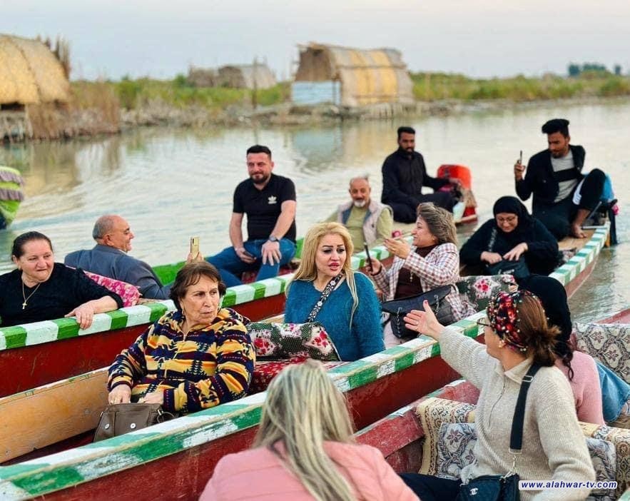 عوائل مسيحية من الموصل تتجول في اهوار الناصرية