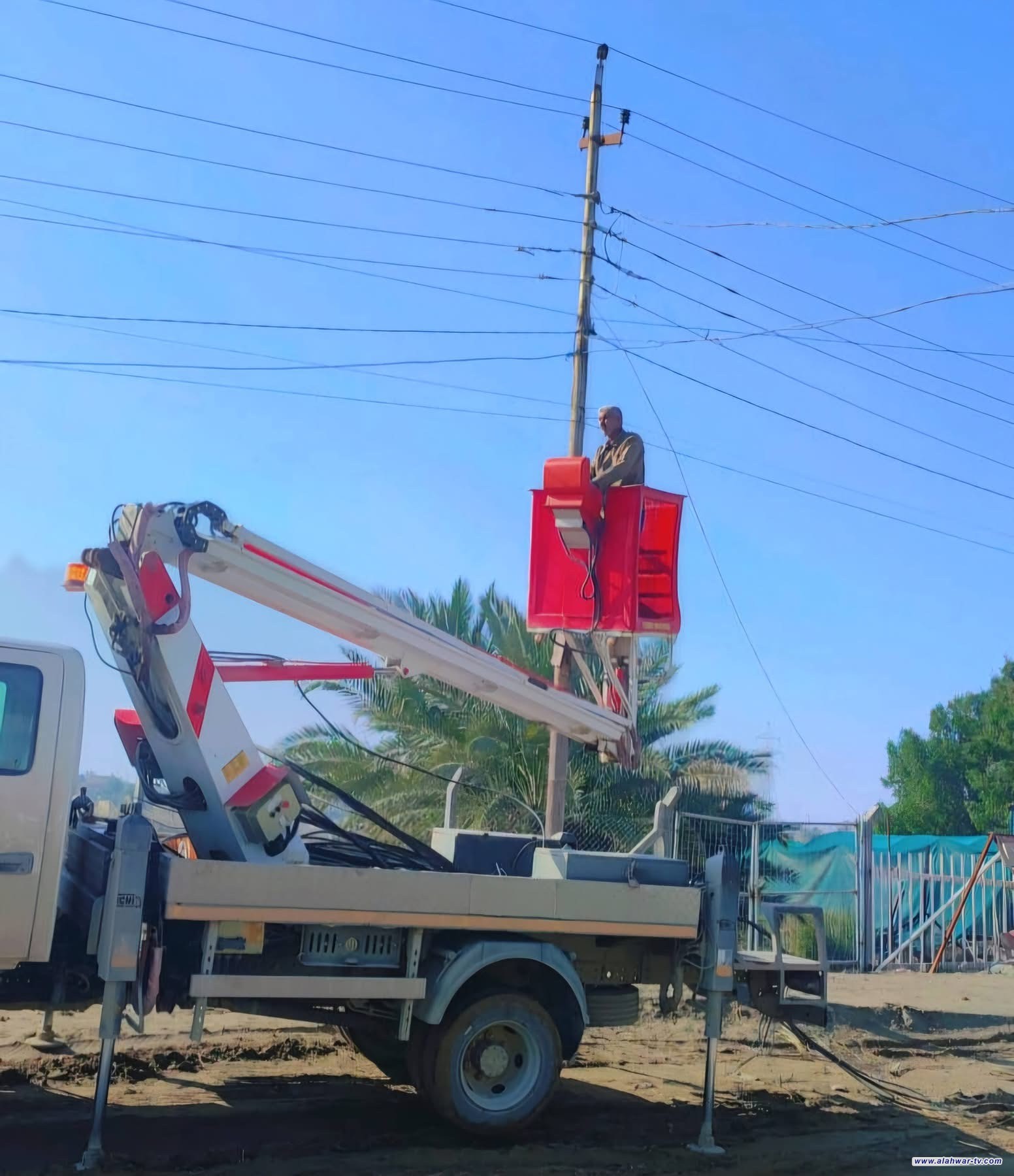 كهرباء ذي قار ترفع عشرات التجاوزات في ناحية اور خلال حملة