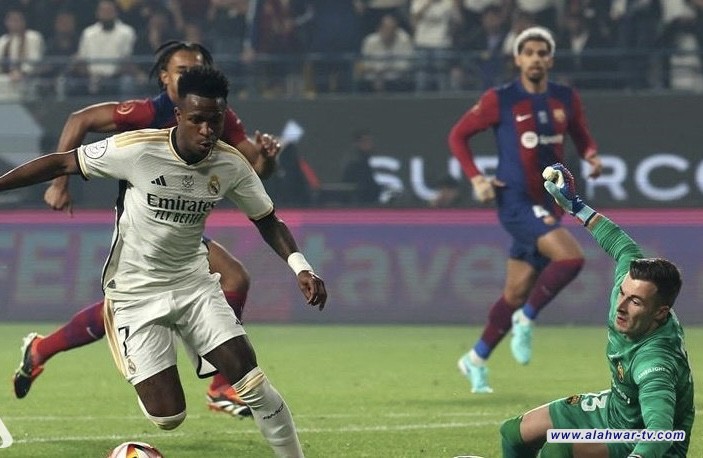 ريال مدريد يكتسح برشلونة برباعية ويتوج بكأس السوبر الإسباني