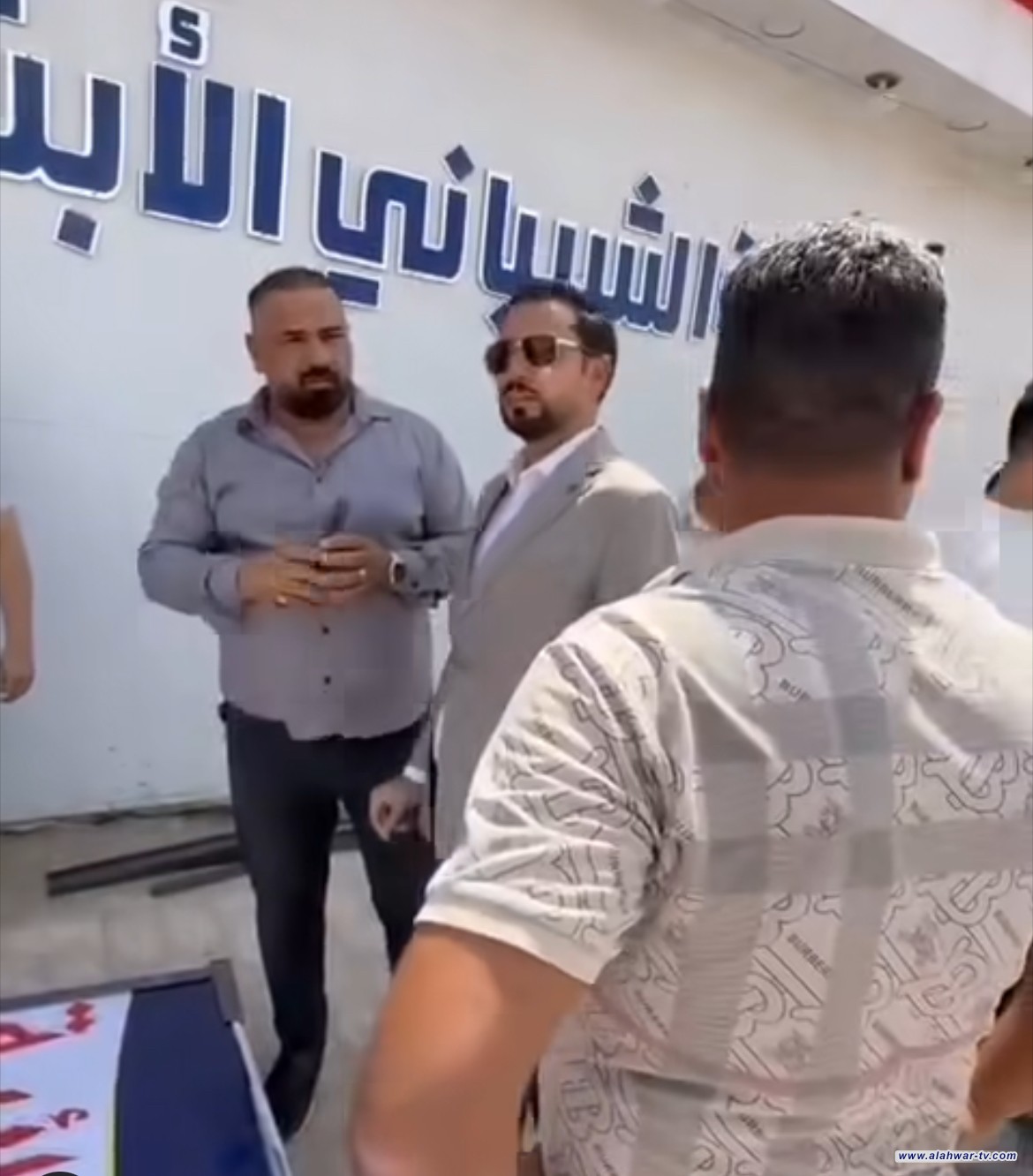 بلدية الناصرية تنذر وتغرم مؤسسة تعليمية لتجاوزها على الرصيف العا