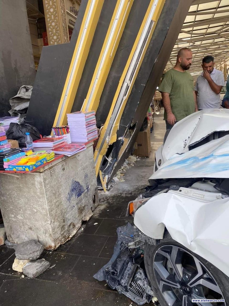 بالصور : اصطدام عجلة في بوابة المشهد الحضري في ساحة الحبوبي وسط الناصرية