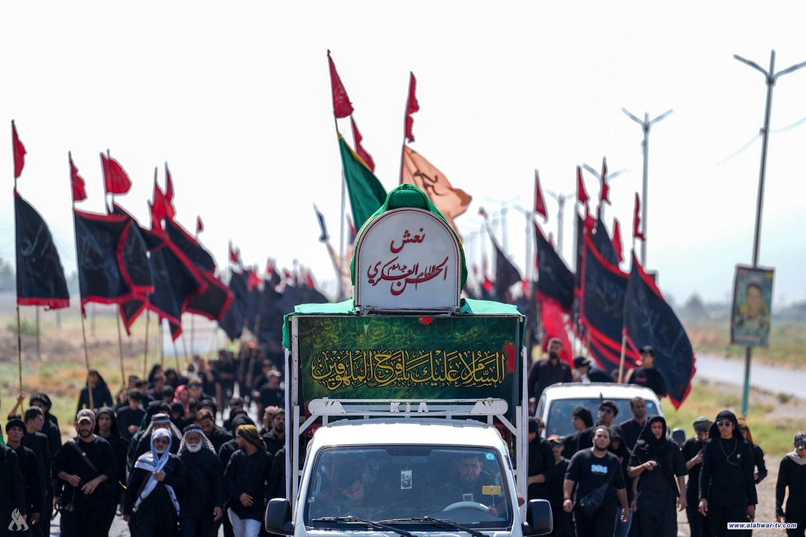 جموع الزائرين تواصل زحفها إلى سامراء لإحياء زيارة الإمامين العسكريين (عليهما السلام)