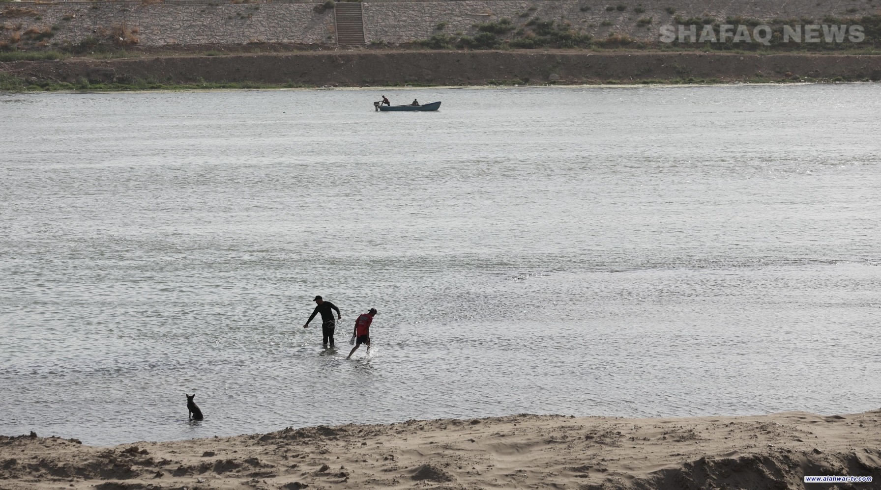 السيناريو الأسوأ. صيادون يقطعون دجلة مشيا على الأقدام (صور