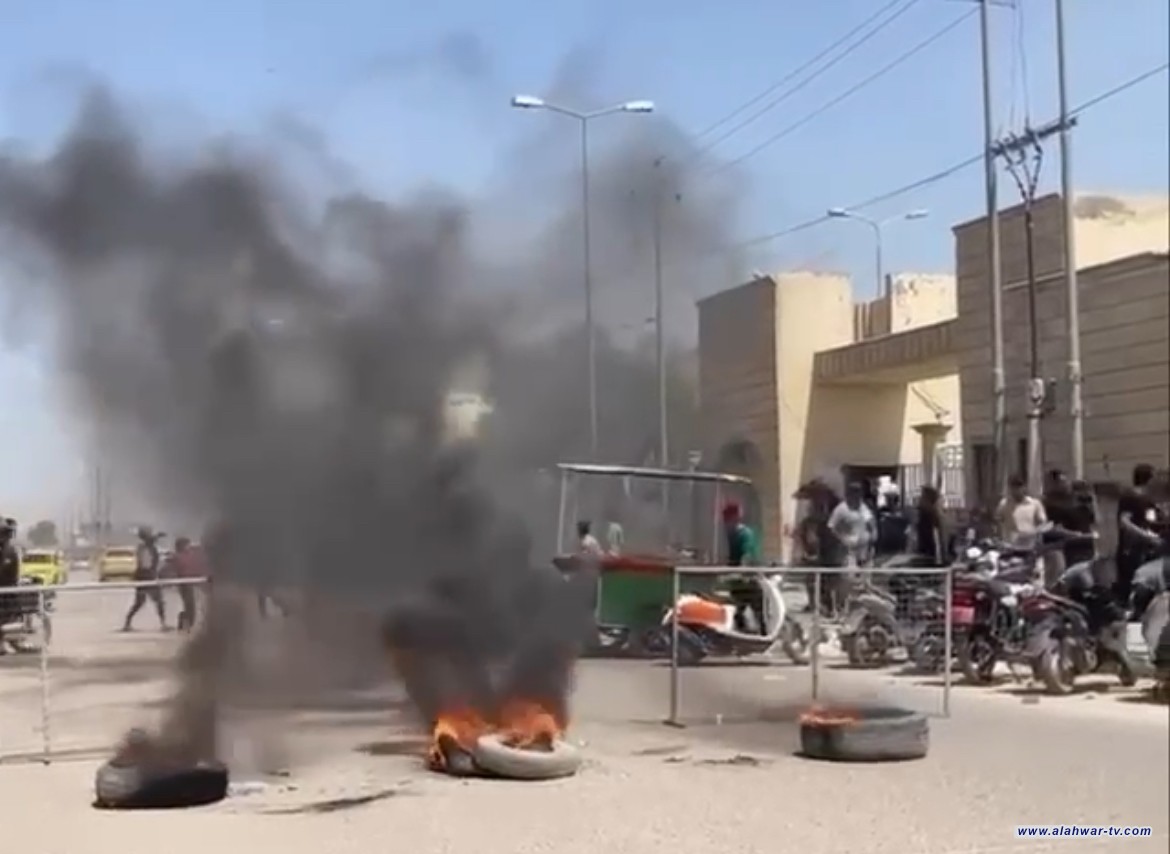 محتجون يحاصرون قسم أملاك بلدية الناصرية