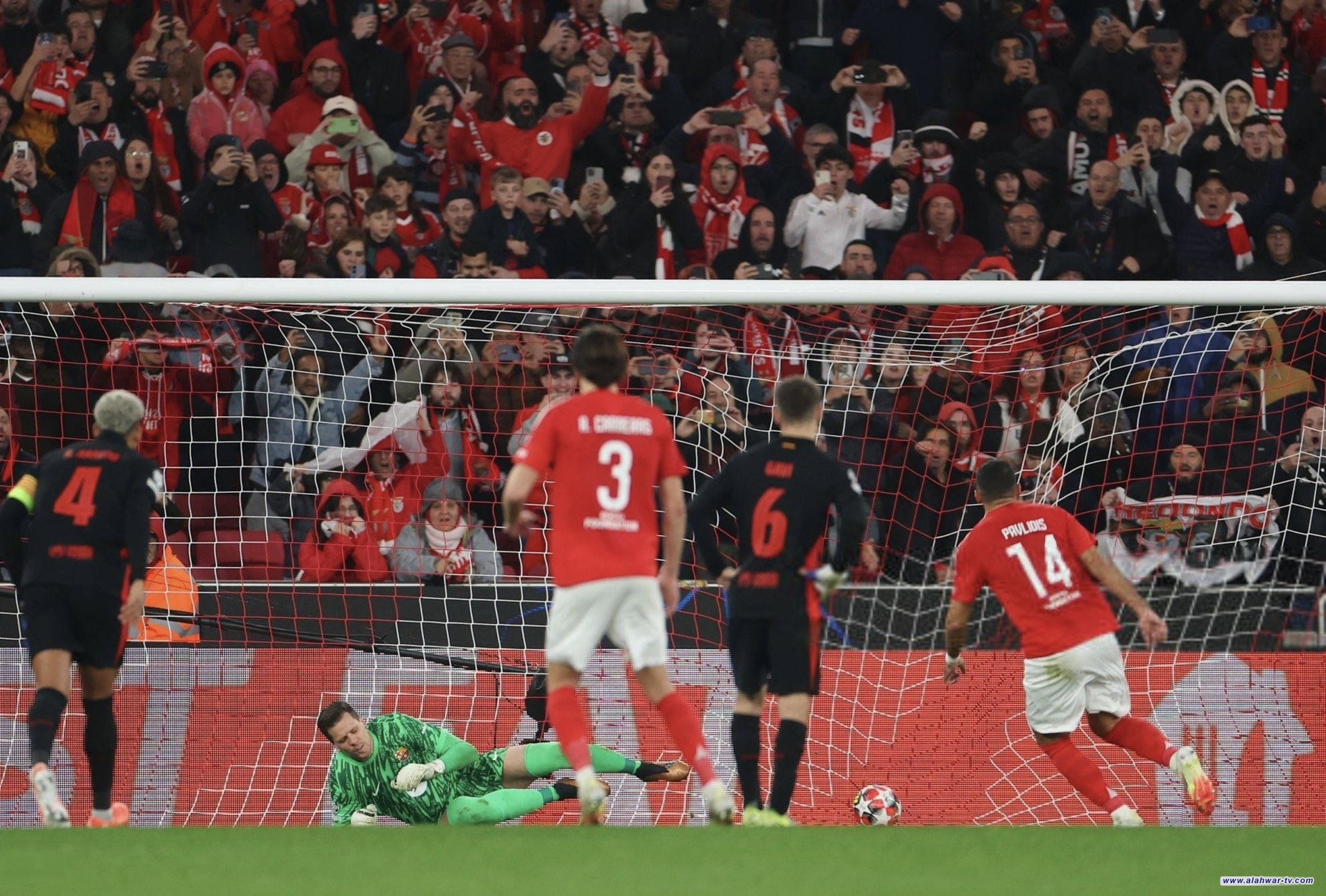 برشلونة يحقق فوزاً مثيراً على بنفيكا في دوري الأبطال