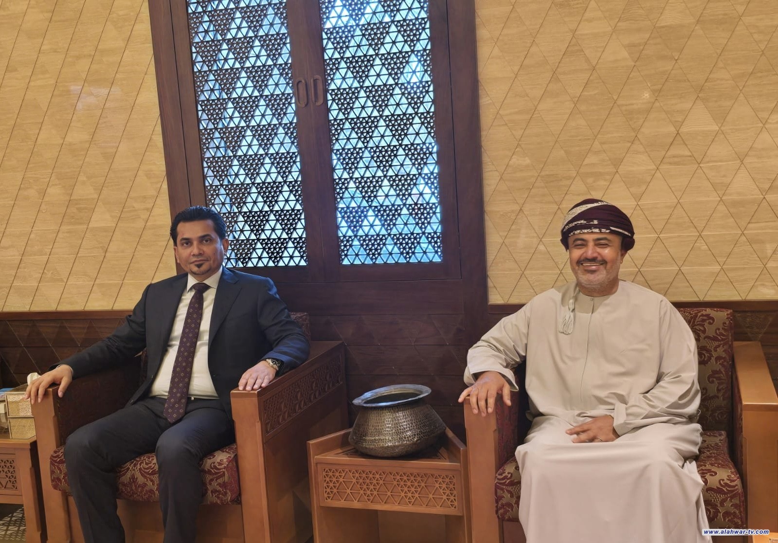 وزير النقل يصل سلطنة عمان ويلتقي نظيره العماني