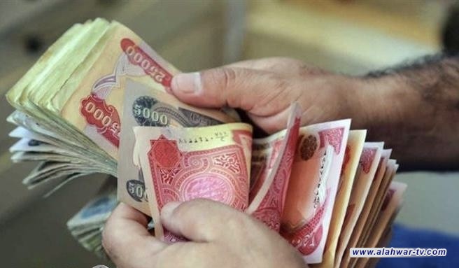 العمل تؤكد قرب صرف رواتب شبكة الحماية