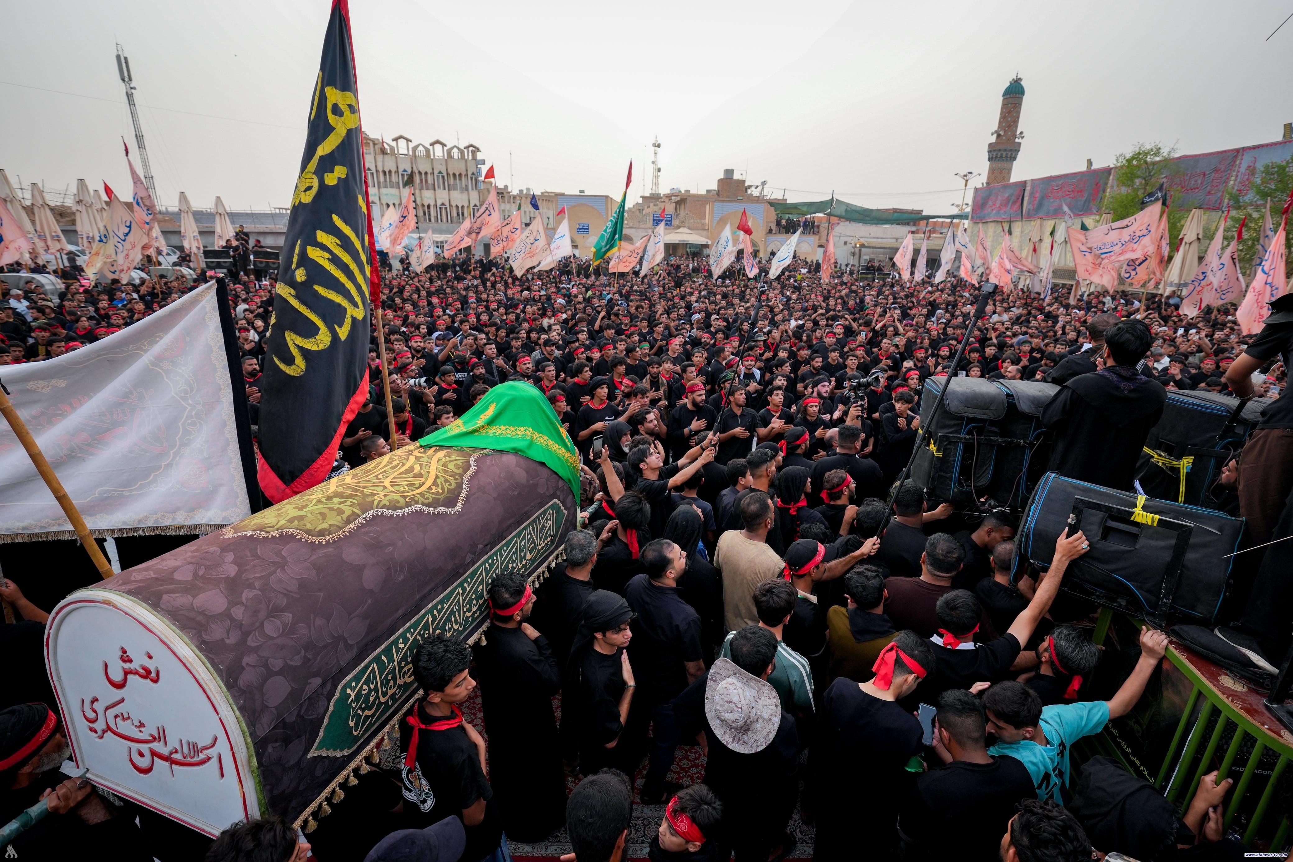 بالصور.. جموع الزائرين تواصل زحفها نحو سامراء لإحياء ذكرى استشهاد الإمام العسكري (ع)