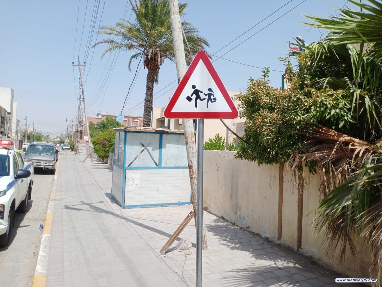 بالصور المرور تنشر لافتات تحذيرية أمام المدارس مع قرب انطلاق العام الدراسي