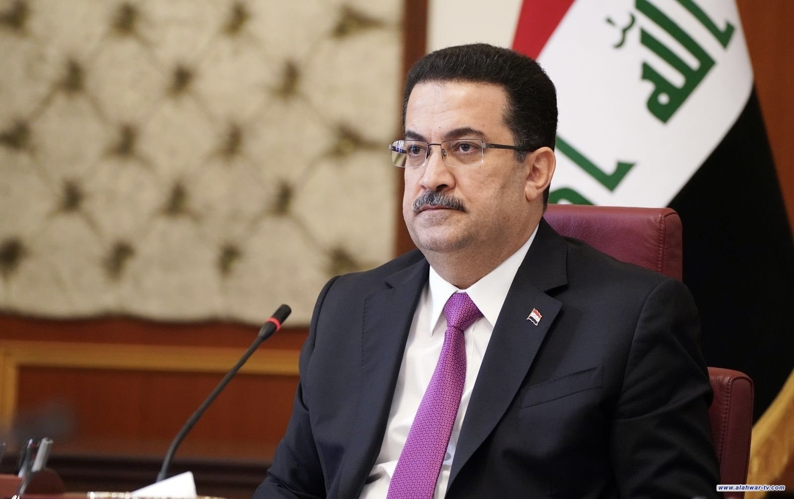 رئيس الوزراء يوجّه بتكريم لاعبي منتخبنا الوطني بعد فوزهم على اليابان