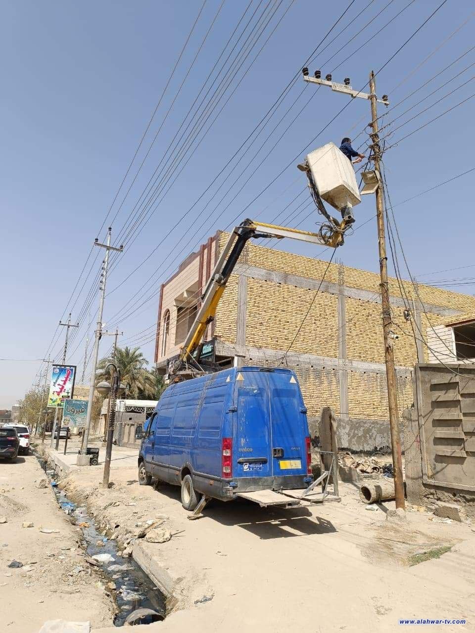 كهرباء ذي قار تنفذ حملة لرفع التجاوزات وجباية اجور الكهرباء في سوق الشيوخ