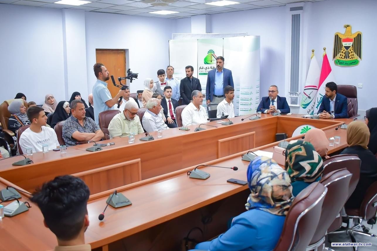 محافظ ذي قار يكرم عددا من الطلبة المتفوقين الاوائل في المحافظة