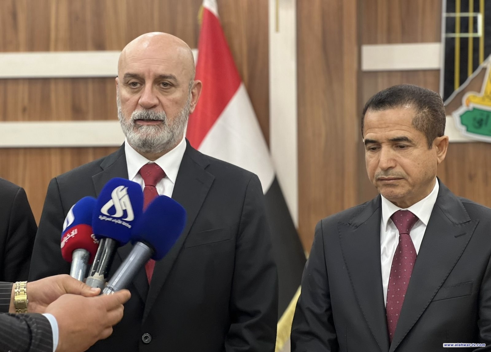 أبرزها التصحر والكثبان الرملية.. وزير البيئة يناقش معالجة التحديات البيئية في ذي قار