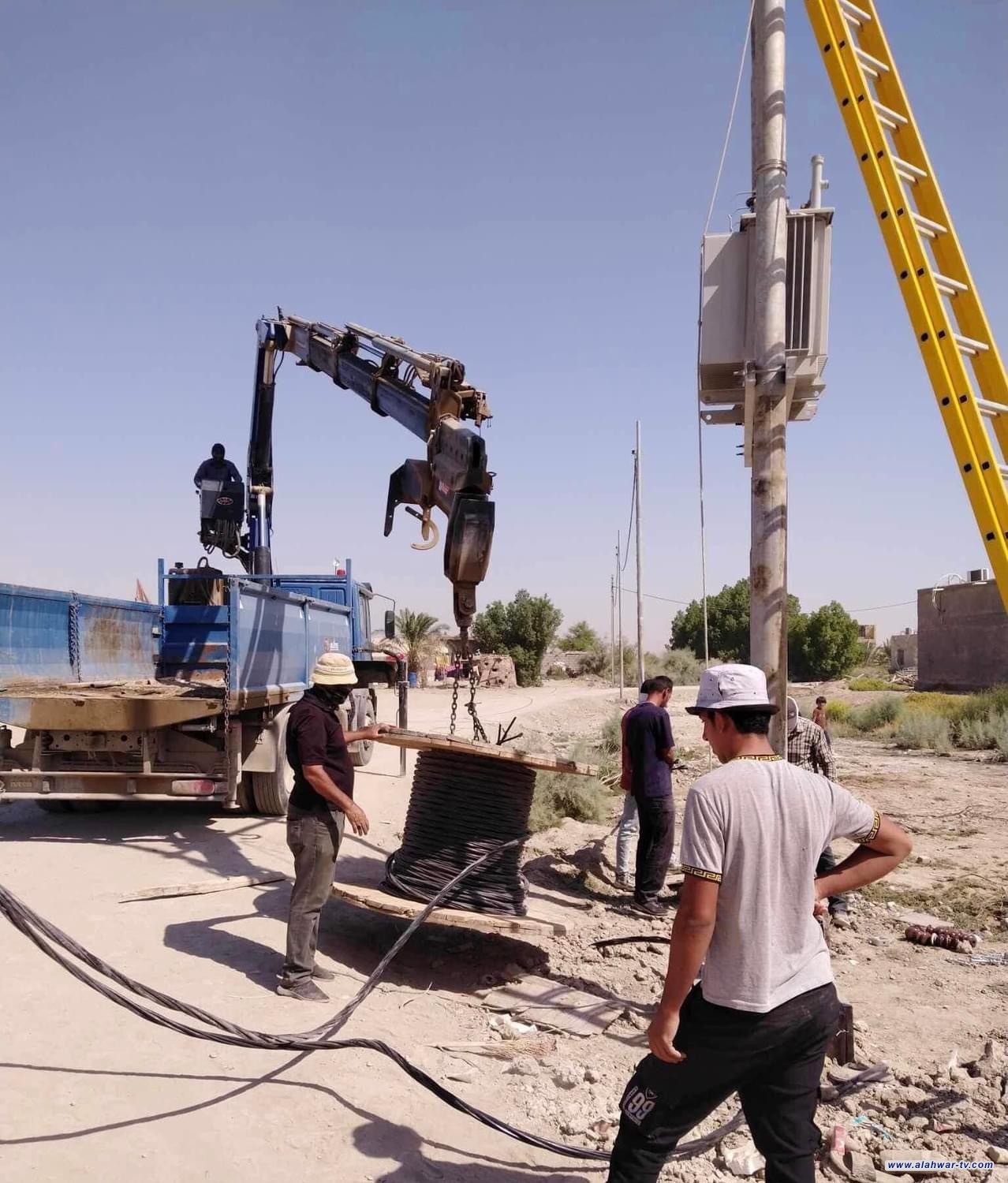 فرع توزيع كهرباء ذي قار يعلن المباشرة بمشروع إيصال التيار الكهربائي لمنطقة ال مونس قرية ال عواد