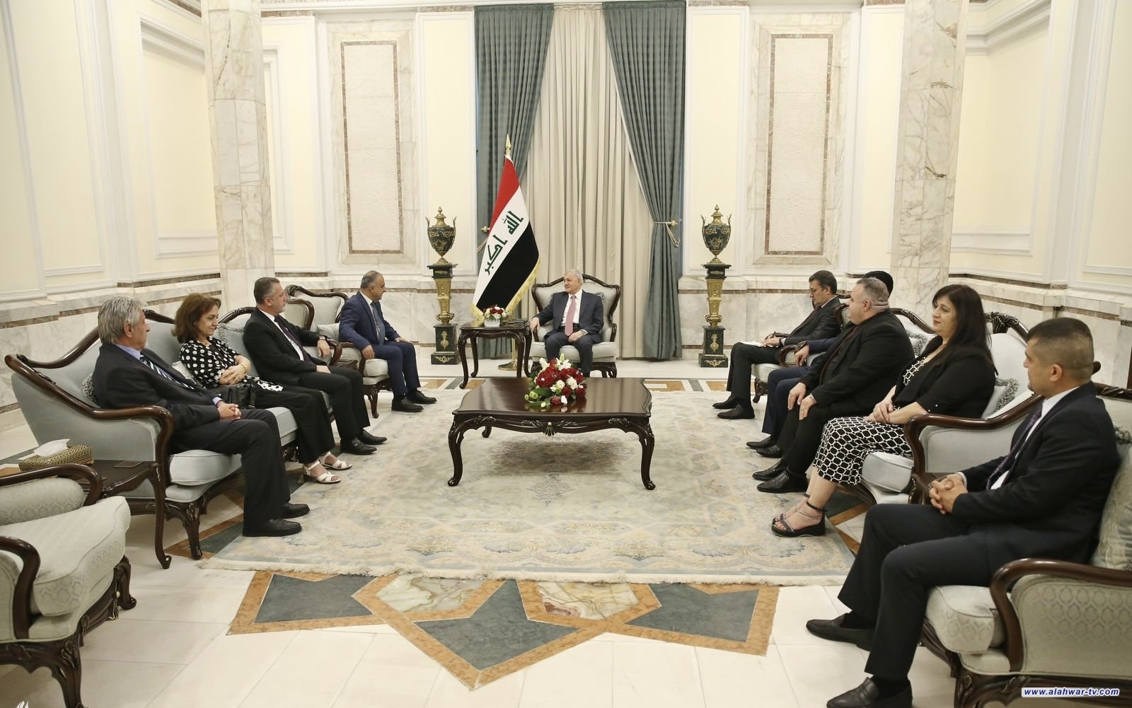 رئيس الجمهورية يؤكد أهمية تعزيز التعايش السلمي بين جميع المكونات