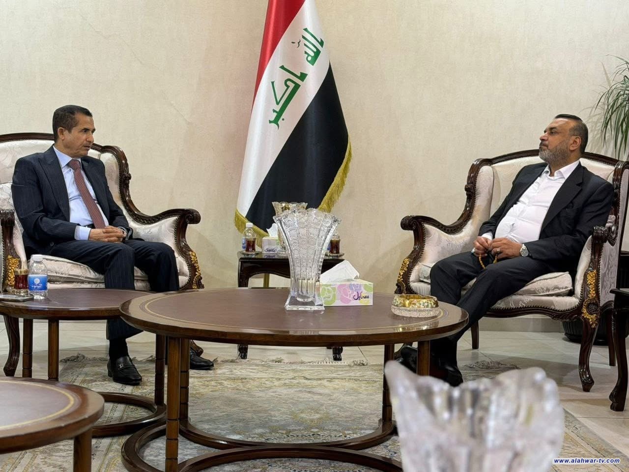 محافظ ذي قار يبحث مع وزير العمل إطلاق الوجبة السابعة