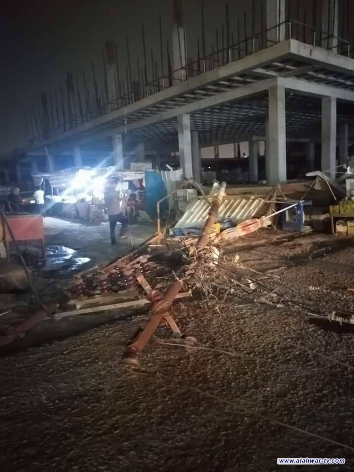 قطع الطريق أمام السيارات في شارع النيل بمحافظة ذي قار بعد سقوط اعمدة