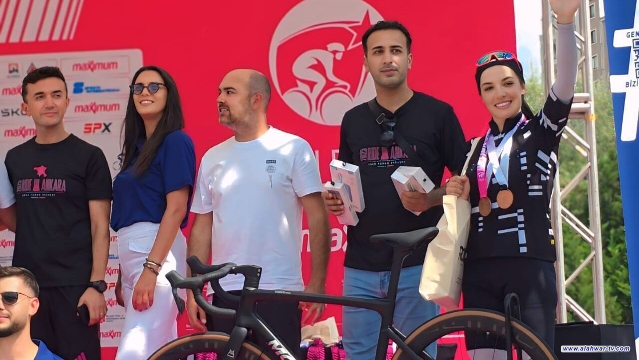 فتاة من الناصرية تخطف الأنظار في أنقرة.. فاطمة يوسف تتوج ببرونز سباق الدراجات