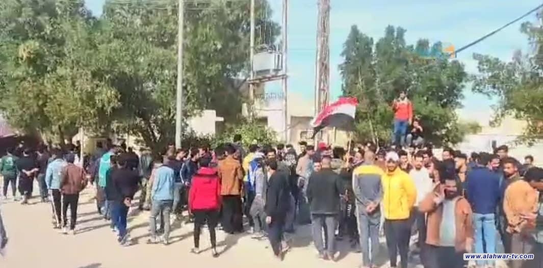 بالصور : خريجون قضاء الفجر شمال الناصرية يتظاهرون امام القائمقامية للمطالبة بشمولهم بقرار الإستثناء في التعيينات