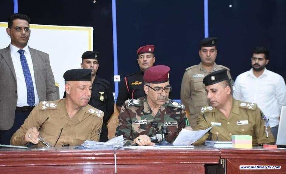 بالصور : شرطة ذي قار تُشرف على إكمال إجراءات المتطوعين بصفة عقد في مركز التدريب والذين ظهرت اسمائهم ضمن القرعة المركزية .