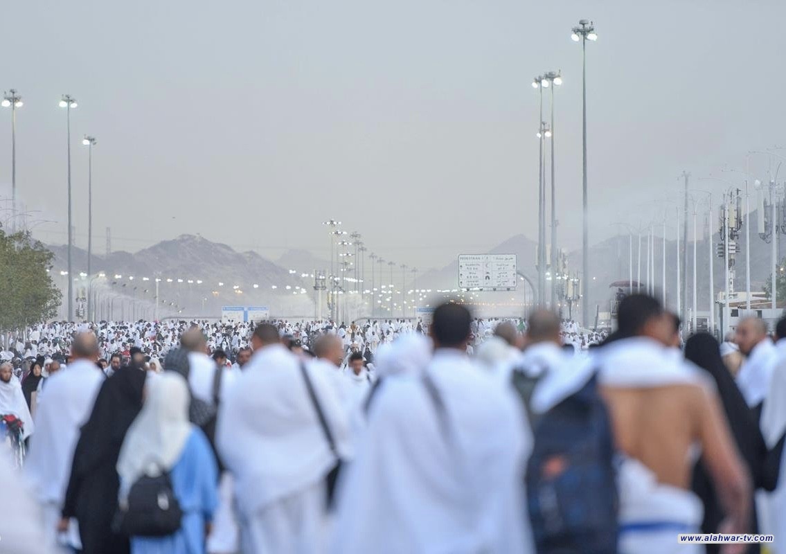 ضيوف الرحمن يتوافدون إلى صعيد عرفات لأداء ركن الحج الأعظم