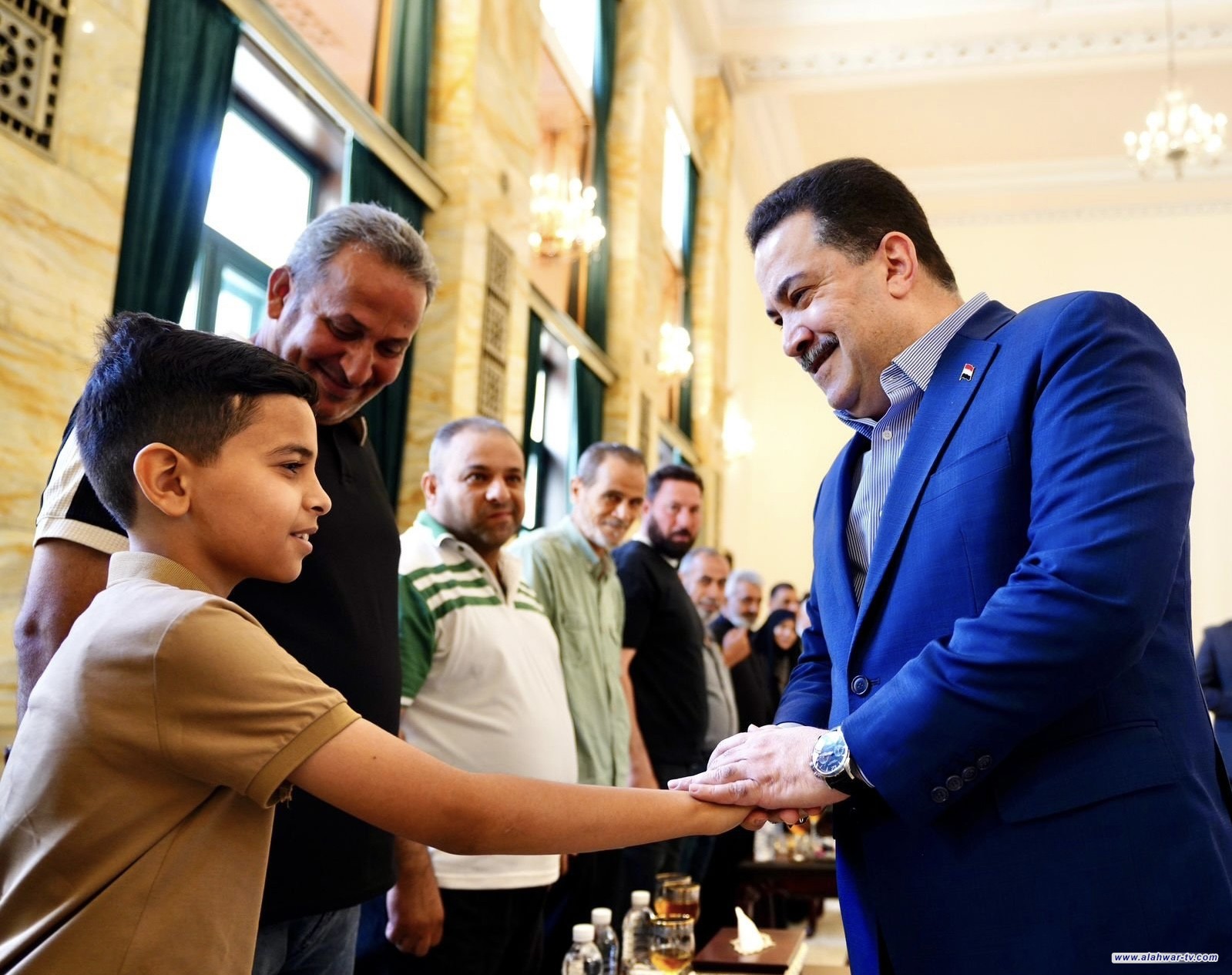 رئيس الوزراء يستقبل مجموعة من التلاميذ الأيتام المتفوقين في السادس الابتدائي