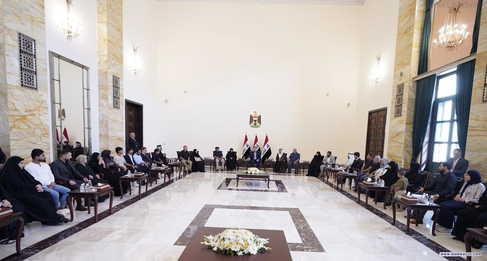 رئيس الوزراء يستقبل مجموعة من عوائل شهداء القوات الأمنية والحشد الشعبي وضحايا الإرهاب