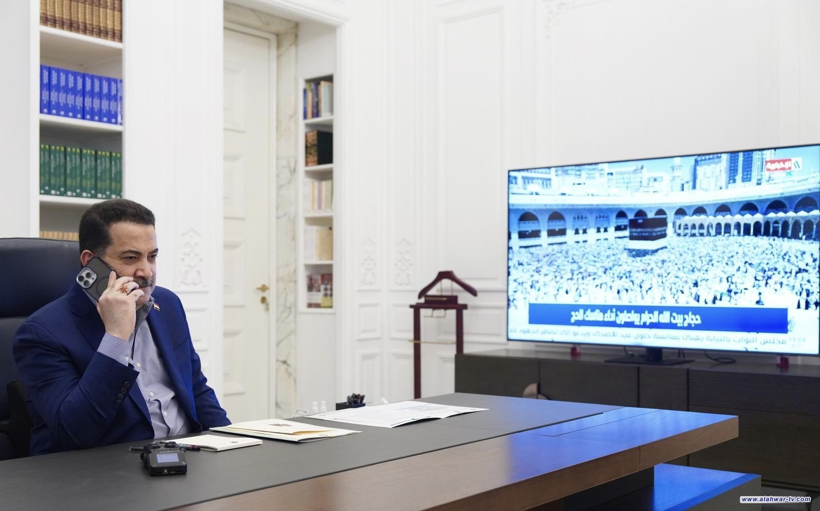 رئيس الوزراء يجري عدداً من الاتصالات الهاتفية مع الحجاج العراقيين للاطمئنان على أوضاعهم