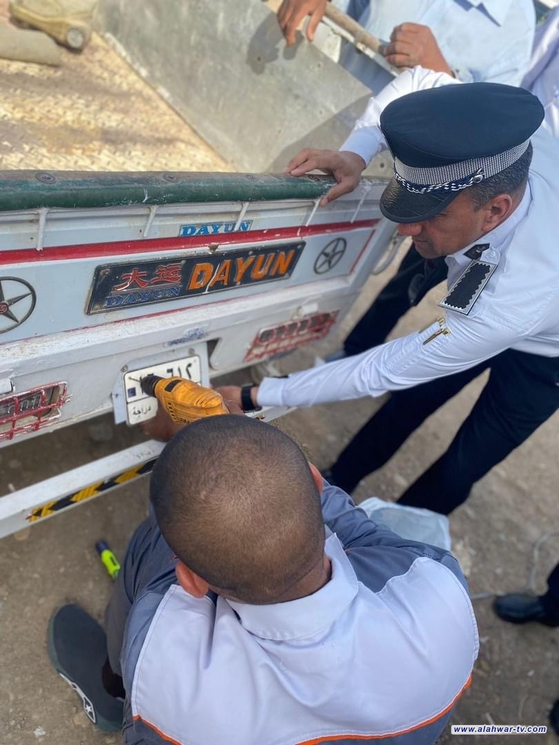 قاطع مرور الشطرة شمال ذي قار يقوم بعملية تثبيت لوحات التسجيل للدراجات النارية