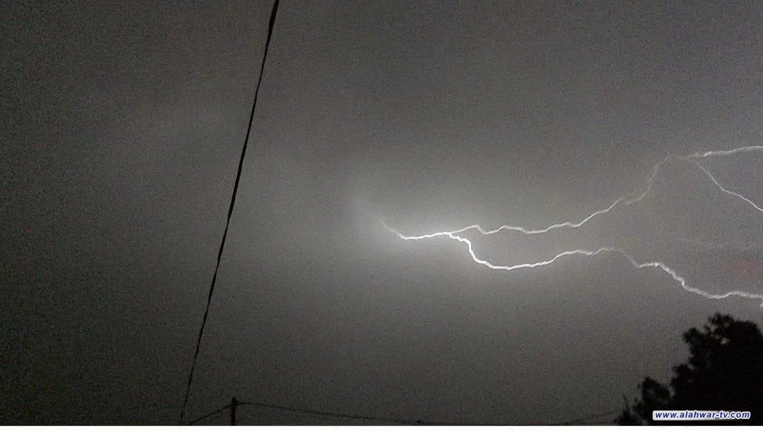 عاصفة غبار هوجاء مصحوبة بعواصف رعدية وامطار تضرب عدد من مناطق محافظة ذي قار .