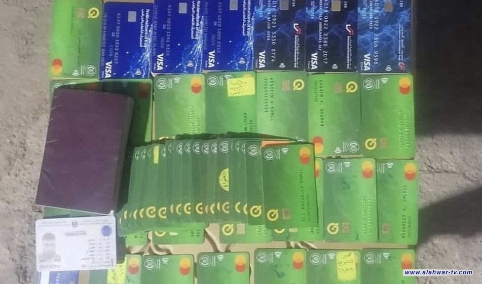 القبض على متهمين بحوزتهما 55 بطاقة مصرفية معبأة بمبالغ مالية