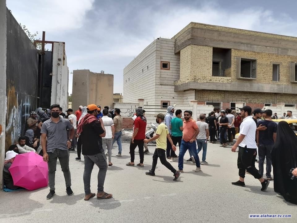 خريجي الكليات والمعاهد في ذي قار يصلون إلى مبنى الحكومة مطالبين بتوفير درجات وظيفية ضمن موازنة العام الحالي 2023