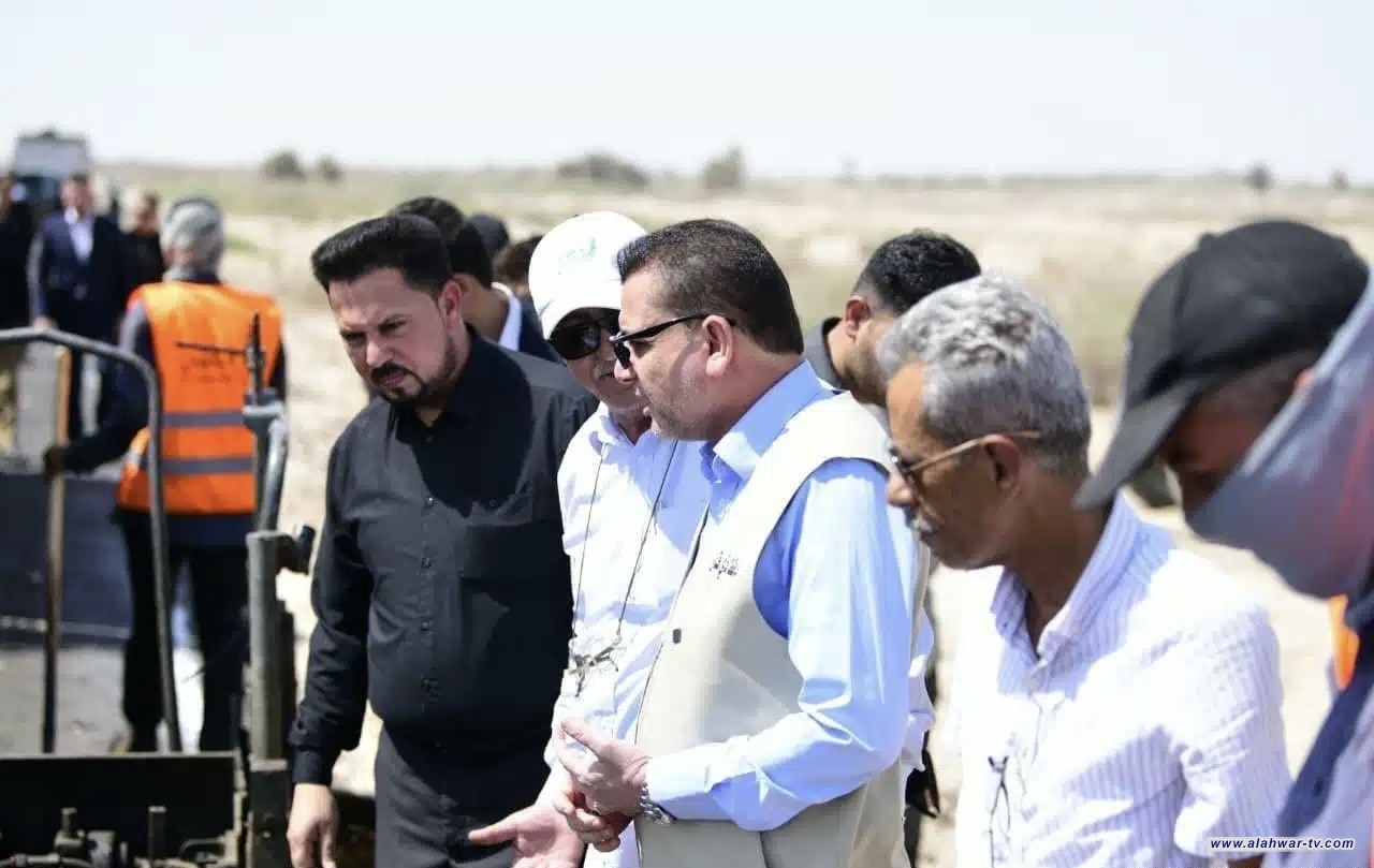 محافظ ذي قار يشرف ميدانيا على إكساء 30 كيلومتراً من الطرق الريفية في سيد دخيل