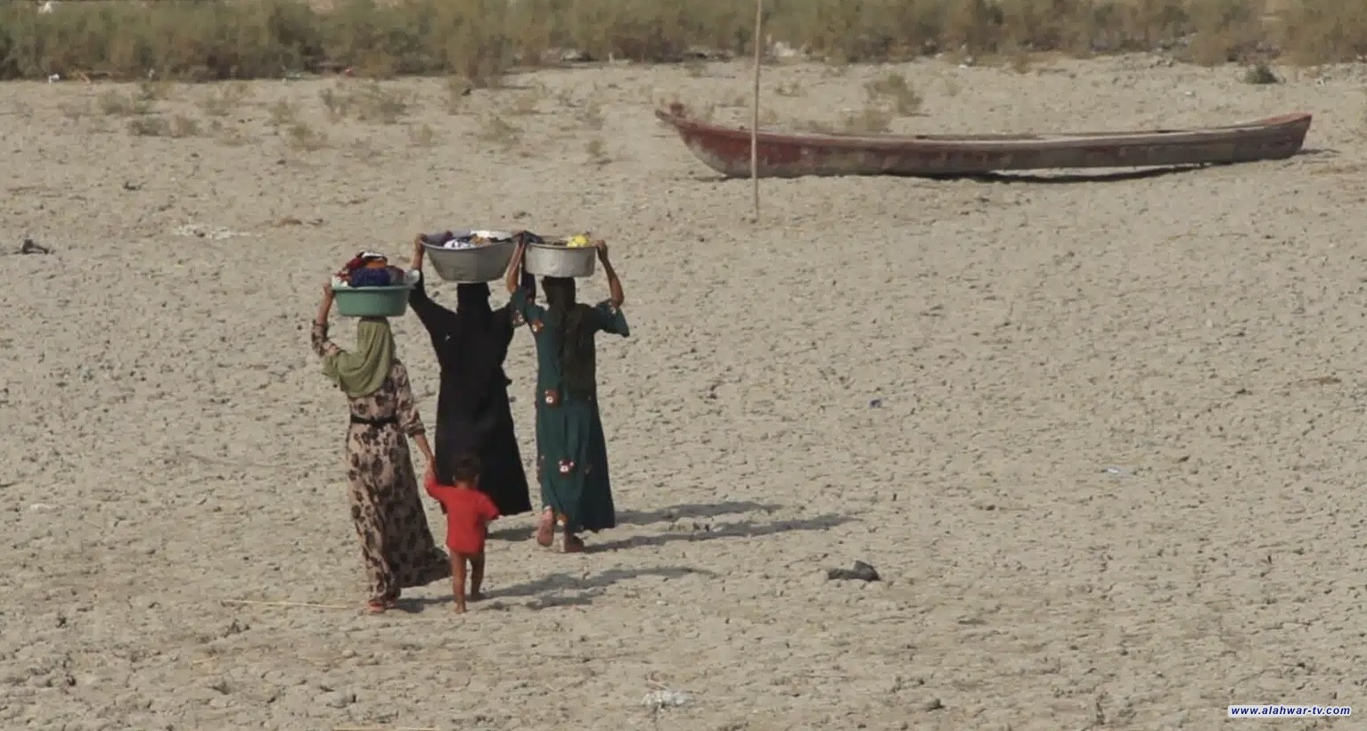 ذي قار: تحذيرات من مخاطر تهدد صحة المرأة وتسرب التلاميذ نتيجة النزوح من تداعيات الجفاف