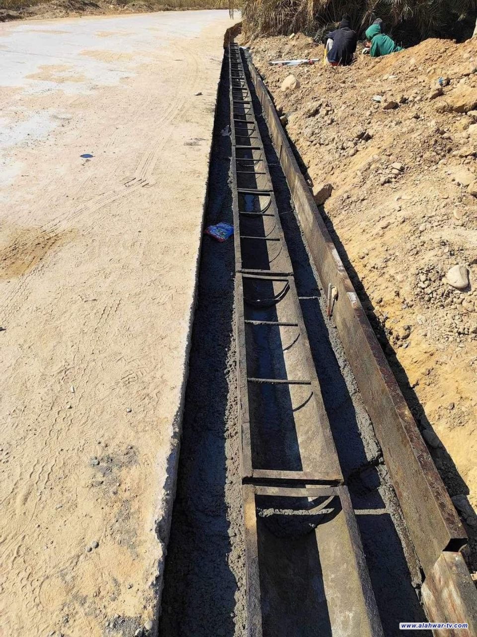 قائممقام قضاء الرفاعي جابر الخير الله يتابع اعمال مد سواقي الأمطار لطريق ال ساير الرئيسي.