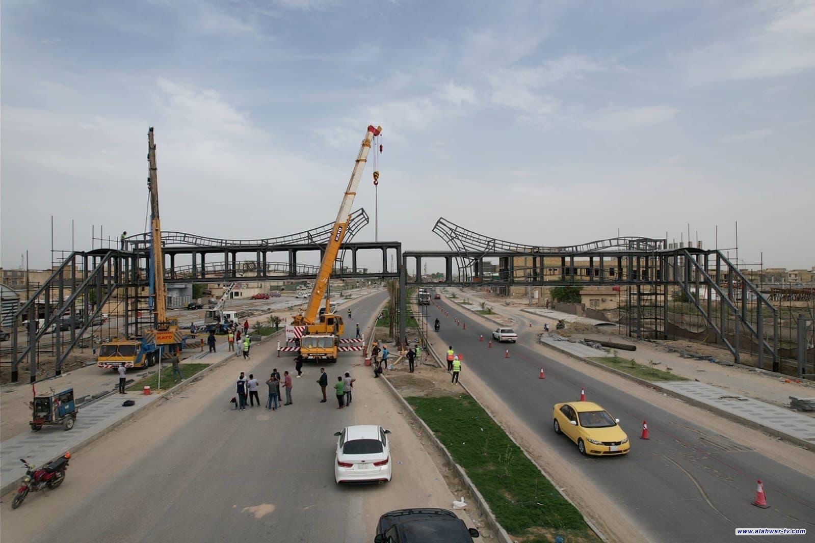 محافظ ذي قار يشرف على نصب جسر مشاة هو الاول من نوعه في المحافظة .