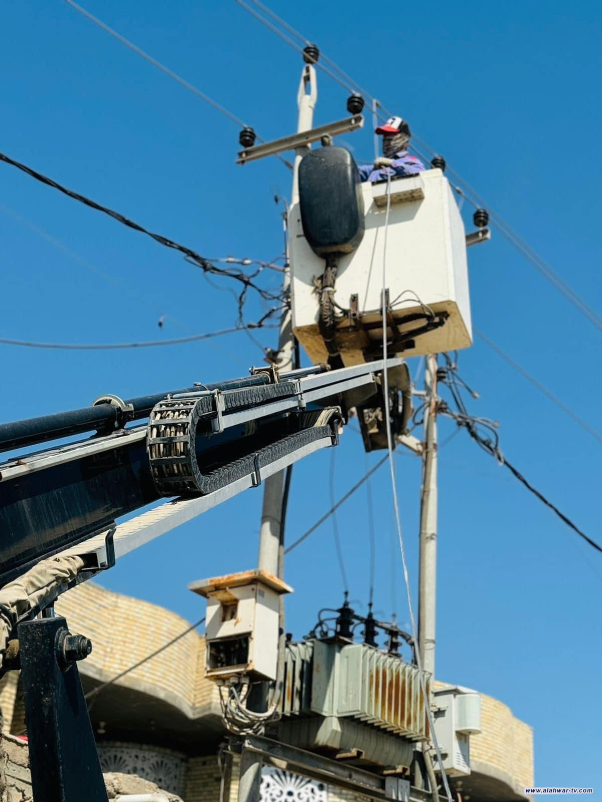 ملاكات فرع توزيع كهرباء ذي قار تنجز أعمال تأهيل الشبكة الكهربائية لمنطقة حي الزهراء في ناحية المنار