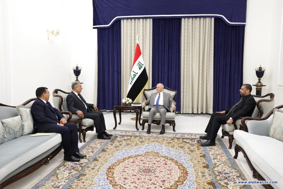 رئيس الجمهورية يستقبل اثنين من نواب محافظة ذي قار ويشدد تسريع انتخاب رئيس جديد للمجلس