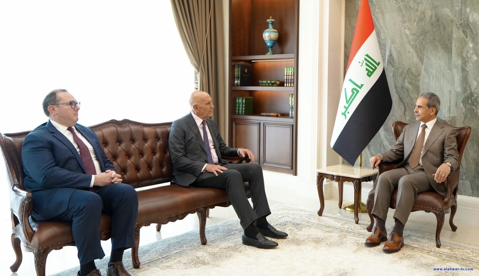 القاضي زيدان وباراك يبحثان إجراءات القضاء بشأن المحتجزين المنقولين من السجون السورية