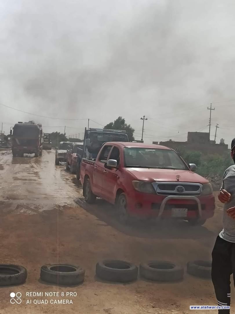 بالصور : تظاهرة وقطع الشارع بالاطارات المحترقة في قضاء الرفاعي شمال الناصرية احتجاجا على تردي الواقع الخدمي في القضاء