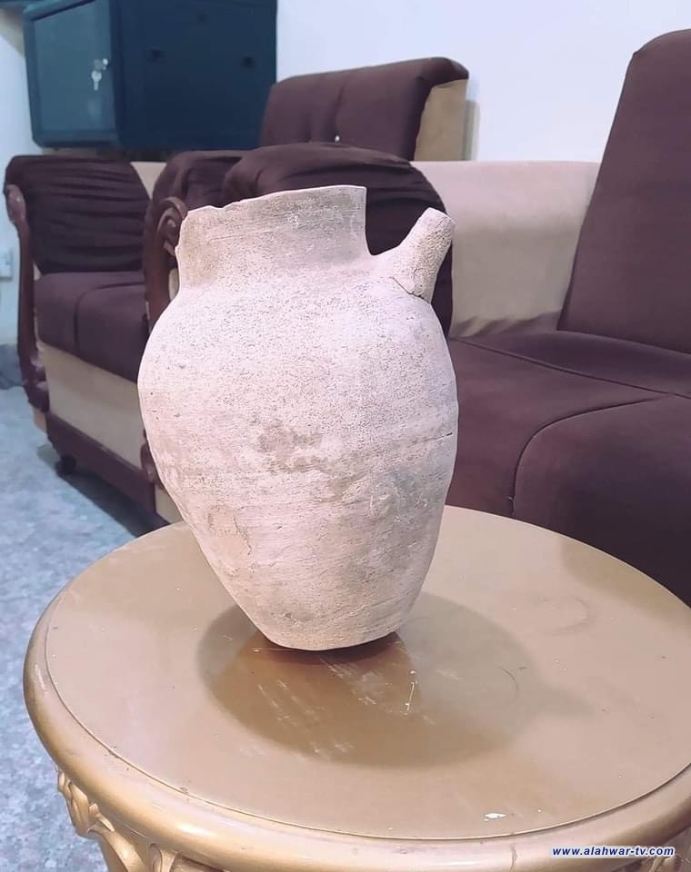 شابة عشرينية في إحدى قرى ذي قار تعثر على إناء أثري عمره أكثر من 5 آلاف عام بالقرب من منزلها وتسلمته إلى متحف الناصرية