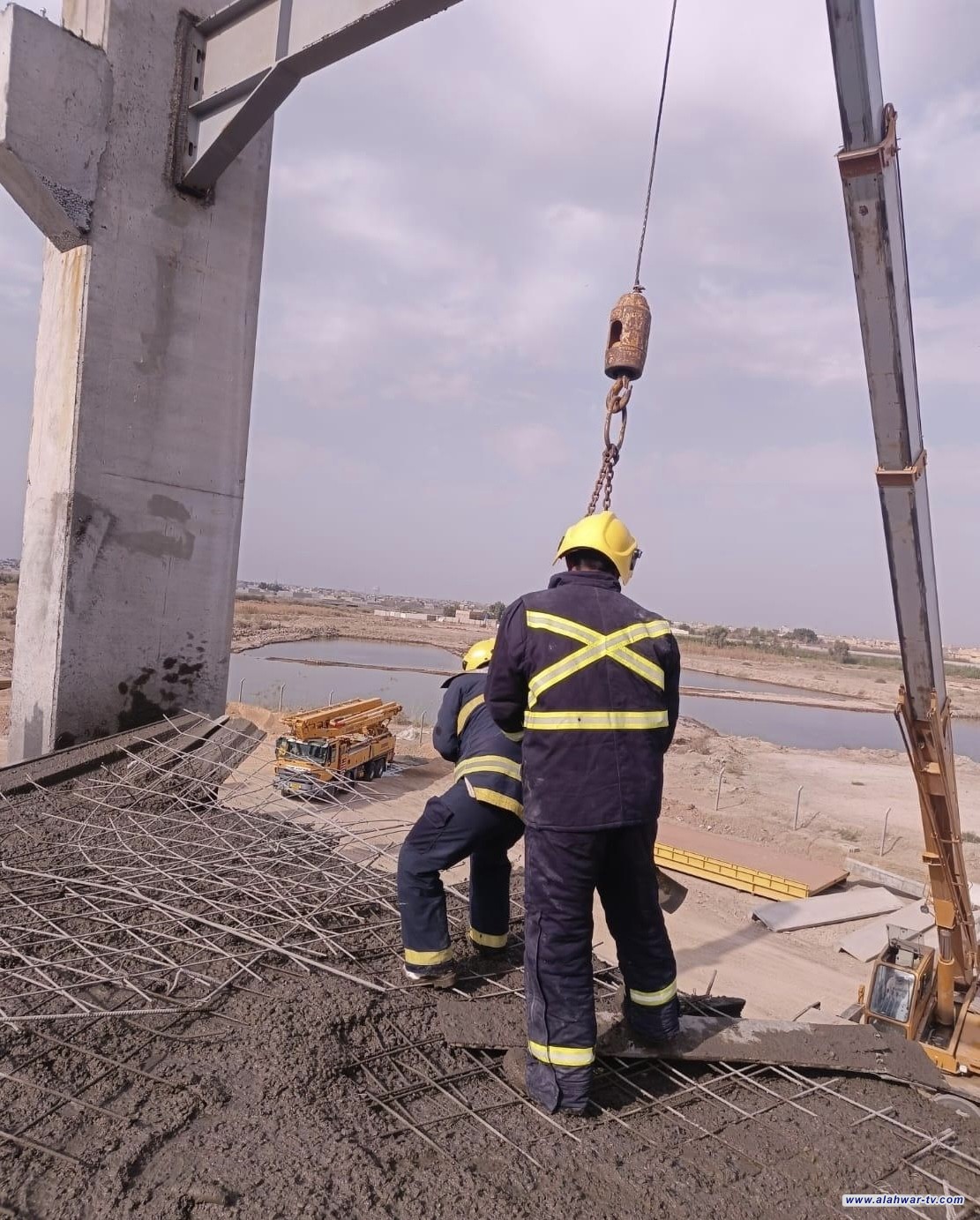 انهيار الكتلة الخرسانية في ملعب الشطرة، والدفاع المدني ينقذ ستة من العاملين